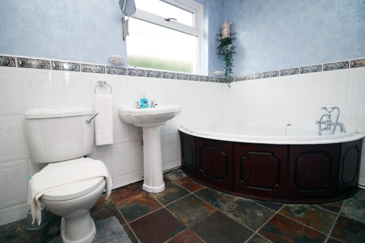 Becky'S Bungalow By Ty Sa -Spacious 4 Bed Bungalow Cardiff Esterno foto